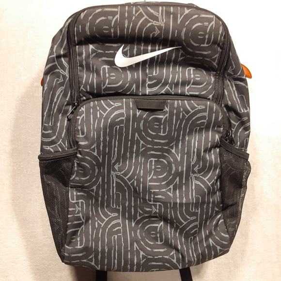 nike brasilia 7 xl unisex backpack Signature HQ Medium Signature Locker The Nike Brasilia 9.5 Camo AOP backpack is not only a stylish accessory Watch Review and Close Up